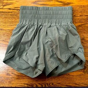 Outdoor Voices Green laurel wreath lightspeed tempo Shorts Sz XXS